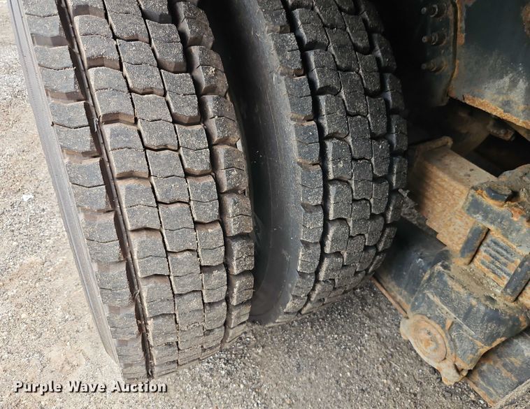 image for item EO4591 2013 International 7400 hook lift truck