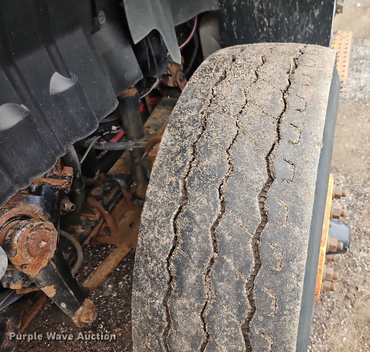 image for item EO4591 2013 International 7400 hook lift truck