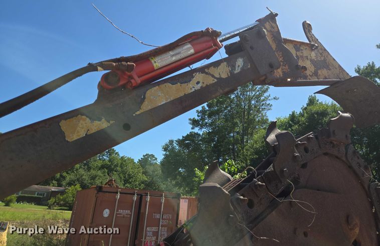 image for item EQ4090 Ditch Witch R100 trencher