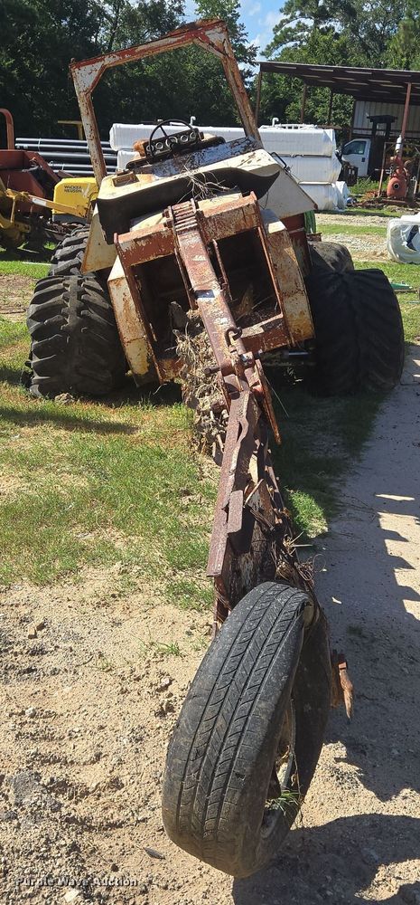 image for item EQ4092 Ditch Witch R100 trencher