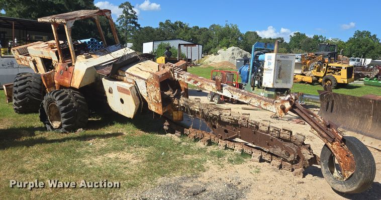 image for item EQ4092 Ditch Witch R100 trencher