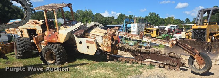 image for item EQ4092 Ditch Witch R100 trencher