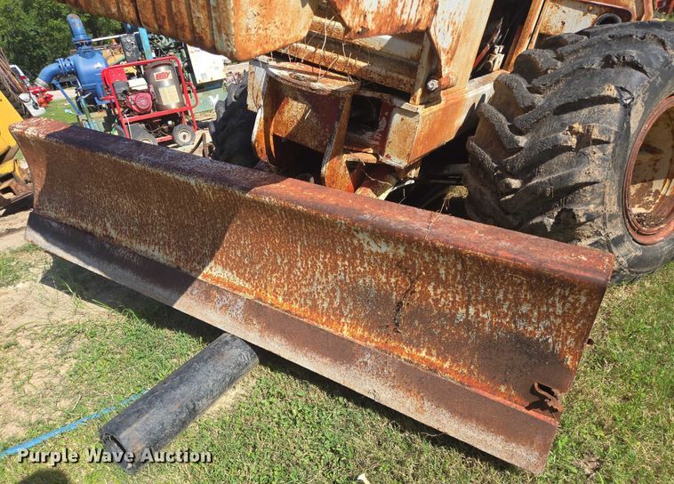 image for item EQ4092 Ditch Witch R100 trencher
