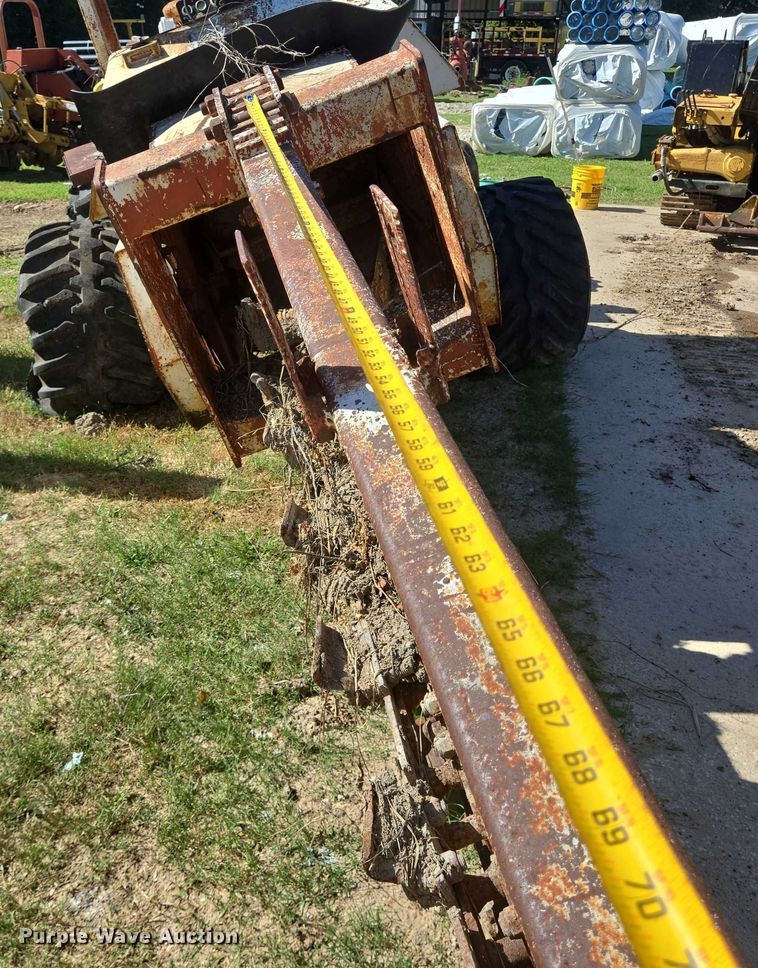 image for item EQ4092 Ditch Witch R100 trencher