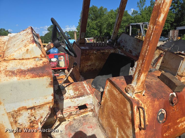 image for item EQ4092 Ditch Witch R100 trencher