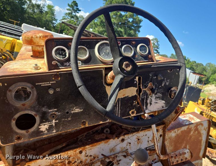 image for item EQ4092 Ditch Witch R100 trencher