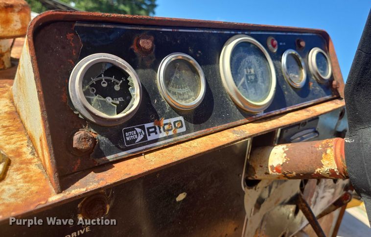 image for item EQ4092 Ditch Witch R100 trencher