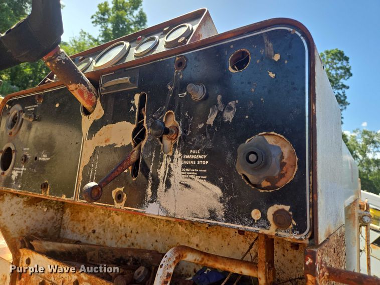 image for item EQ4092 Ditch Witch R100 trencher