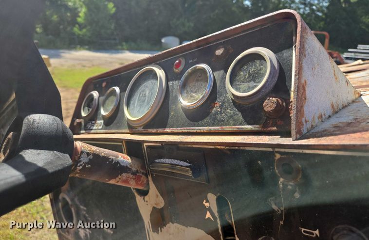 image for item EQ4092 Ditch Witch R100 trencher