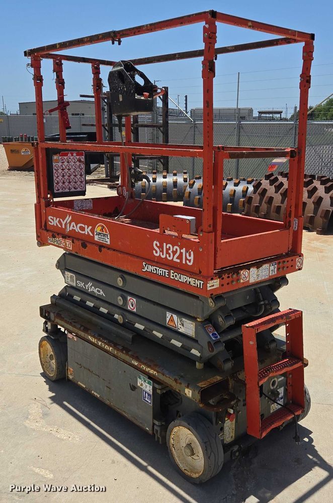 image for item EQ4095 2020 Skyjack SJ3219 scissor lift