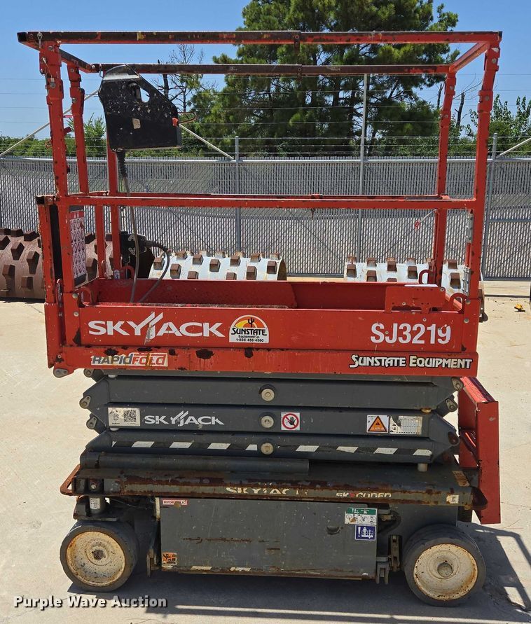 image for item EQ4095 2020 Skyjack SJ3219 scissor lift