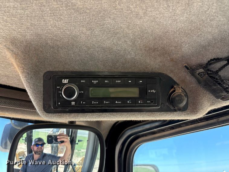 image for item ES7001 2019 Caterpillar 420F2 IT backhoe