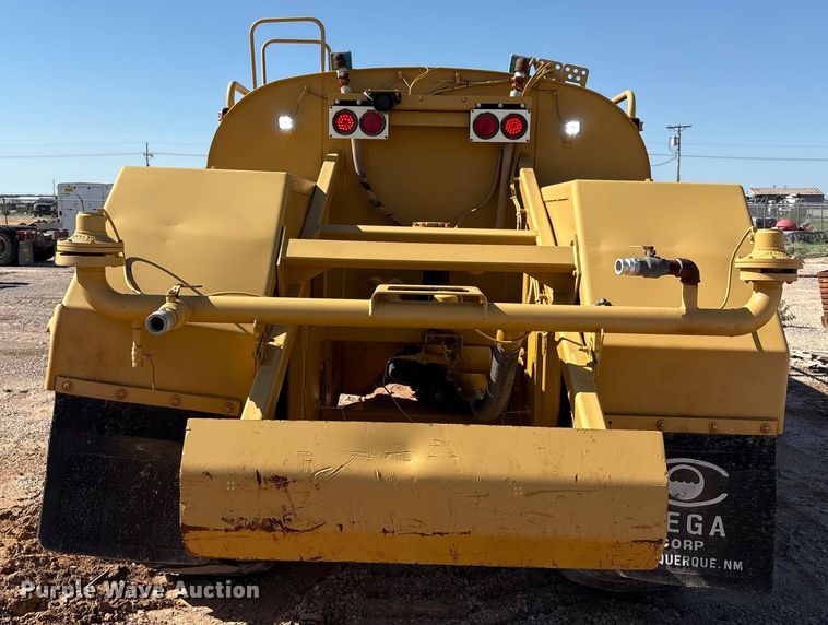 image for item ES7004 2007 Caterpillar 613C water wagon