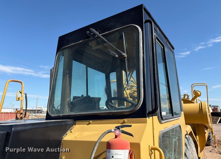 image for item ES7004 2007 Caterpillar 613C water wagon