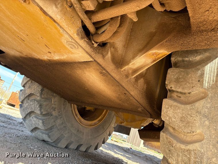 image for item ES7004 2007 Caterpillar 613C water wagon