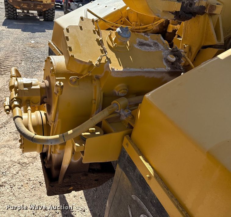 image for item ES7004 2007 Caterpillar 613C water wagon