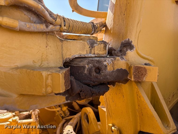 image for item ES7004 2007 Caterpillar 613C water wagon
