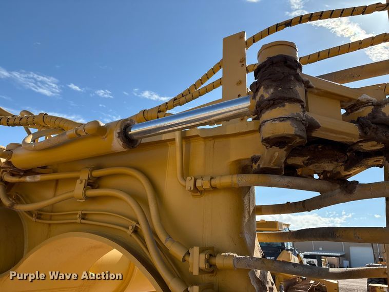 image for item ES7004 2007 Caterpillar 613C water wagon