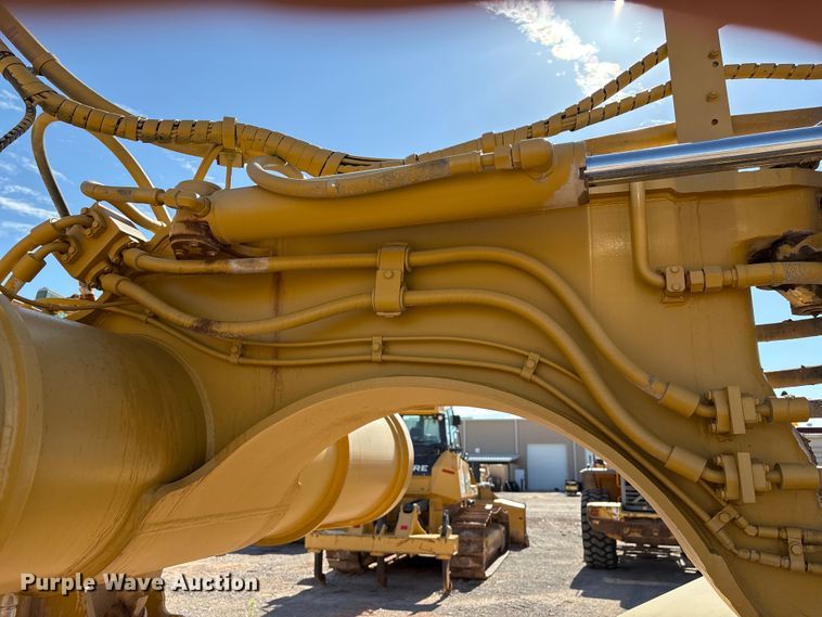 image for item ES7004 2007 Caterpillar 613C water wagon