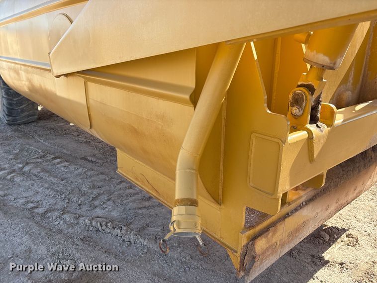 image for item ES7004 2007 Caterpillar 613C water wagon