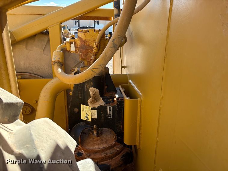 image for item ES7004 2007 Caterpillar 613C water wagon