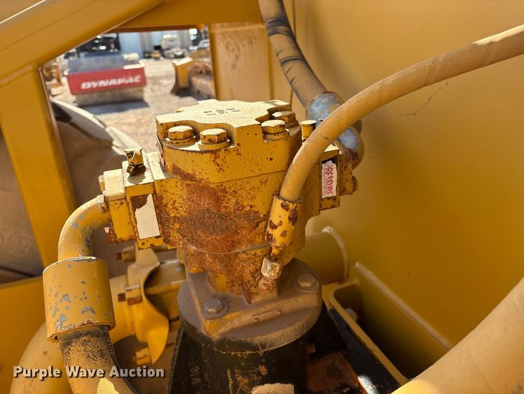 image for item ES7004 2007 Caterpillar 613C water wagon