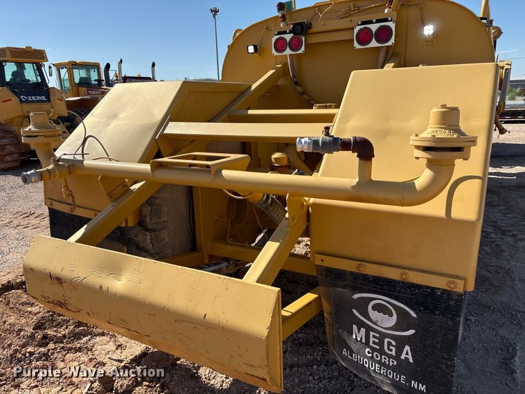 image for item ES7004 2007 Caterpillar 613C water wagon