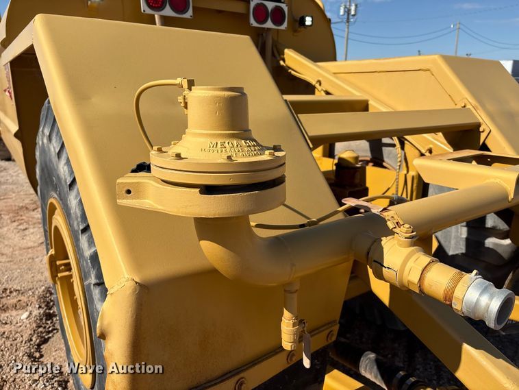 image for item ES7004 2007 Caterpillar 613C water wagon