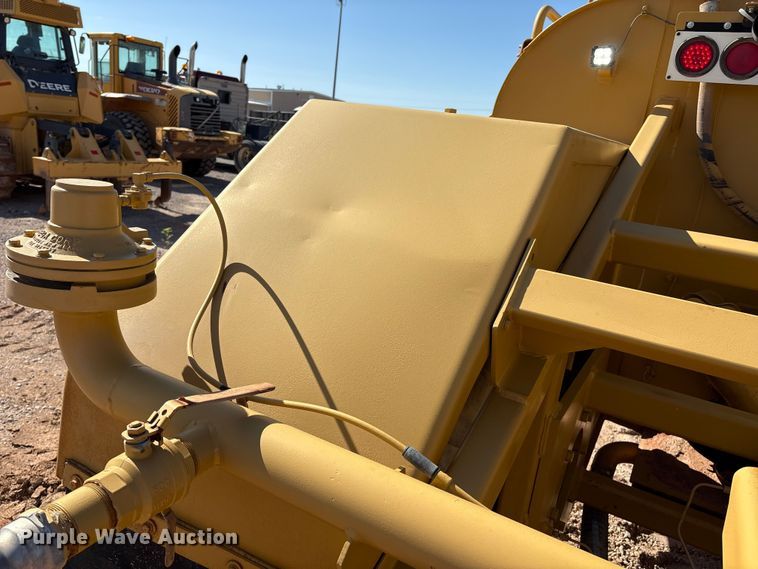 image for item ES7004 2007 Caterpillar 613C water wagon