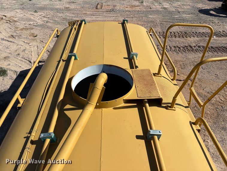 image for item ES7004 2007 Caterpillar 613C water wagon