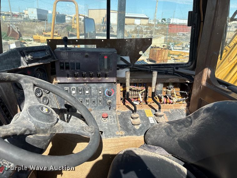 image for item ES7004 2007 Caterpillar 613C water wagon