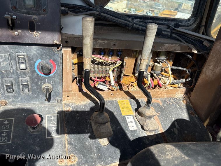 image for item ES7004 2007 Caterpillar 613C water wagon