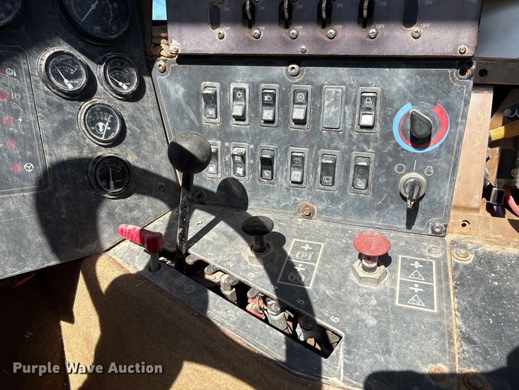 image for item ES7004 2007 Caterpillar 613C water wagon