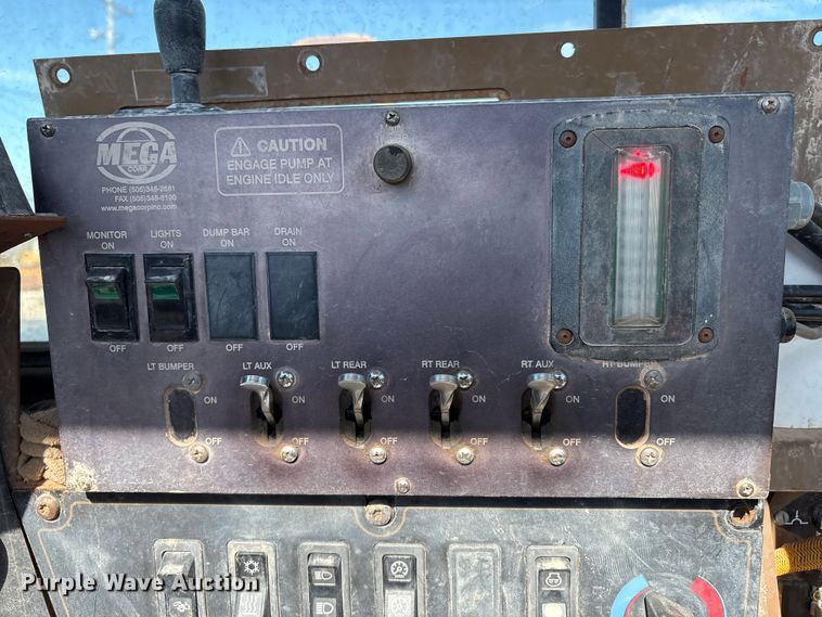 image for item ES7004 2007 Caterpillar 613C water wagon