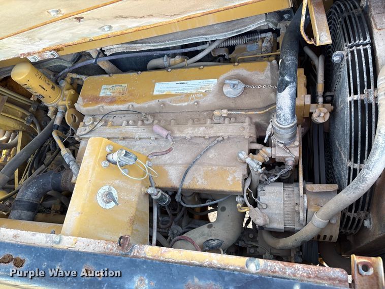 image for item ES7004 2007 Caterpillar 613C water wagon