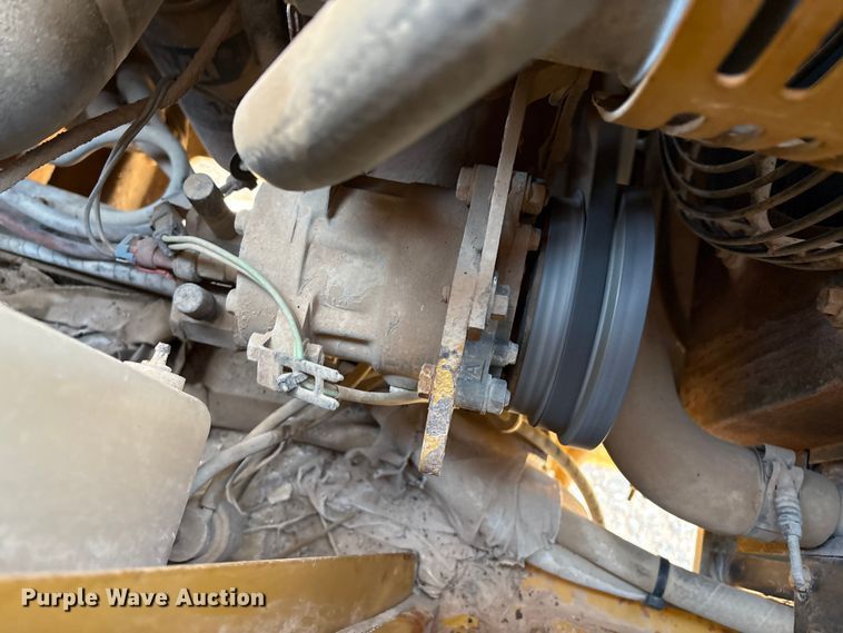 image for item ES7004 2007 Caterpillar 613C water wagon