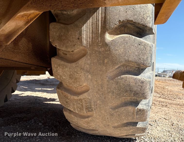 image for item ES7004 2007 Caterpillar 613C water wagon