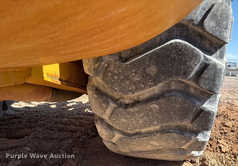 image for item ES7004 2007 Caterpillar 613C water wagon