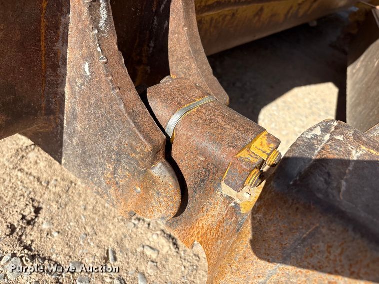 image for item ES7005 2004 Caterpillar D6R XL Series II dozer