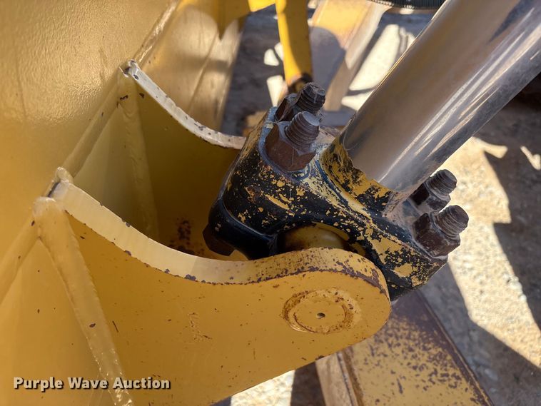 image for item ES7005 2004 Caterpillar D6R XL Series II dozer