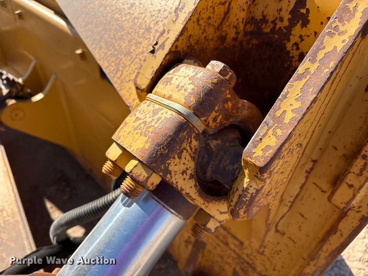 image for item ES7005 2004 Caterpillar D6R XL Series II dozer