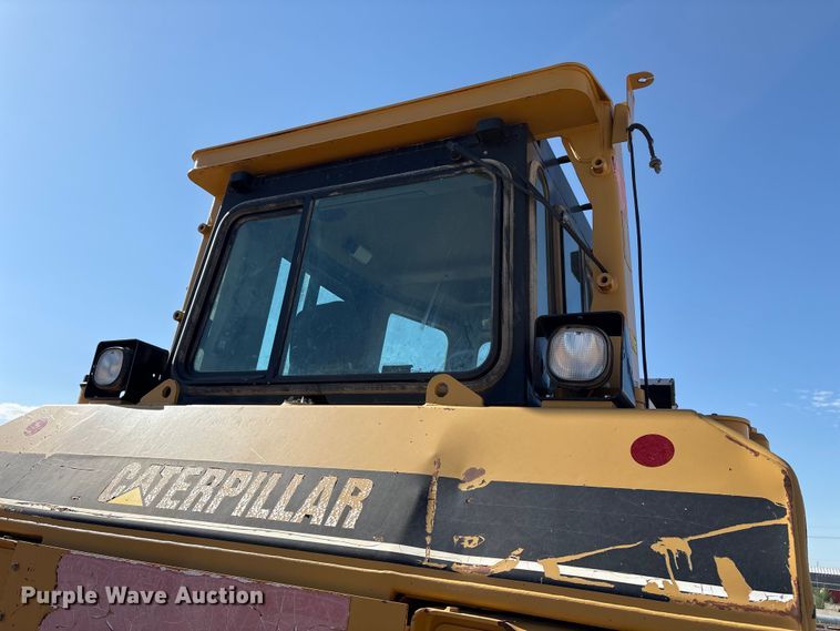 image for item ES7005 2004 Caterpillar D6R XL Series II dozer
