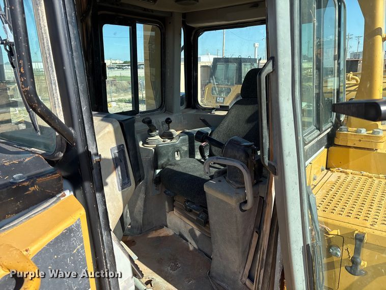 image for item ES7005 2004 Caterpillar D6R XL Series II dozer
