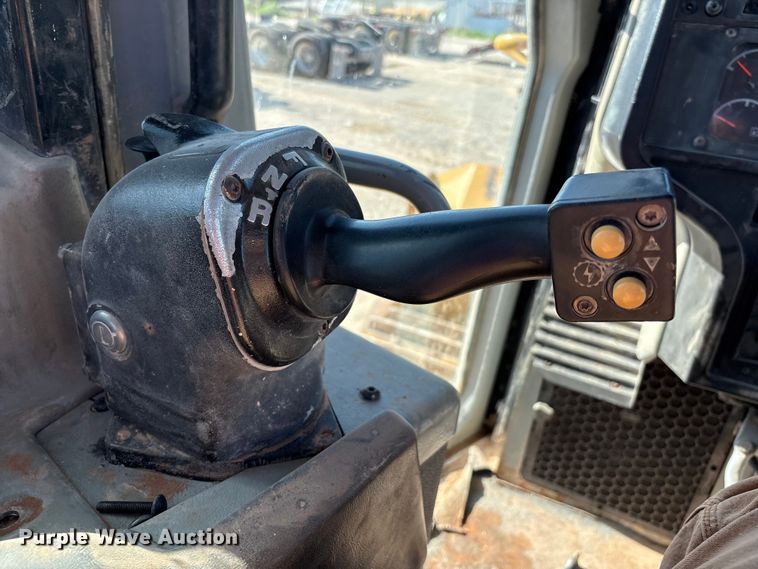 image for item ES7005 2004 Caterpillar D6R XL Series II dozer