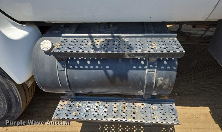 image for item FB9422 2007 Ford F750 utility / service truck