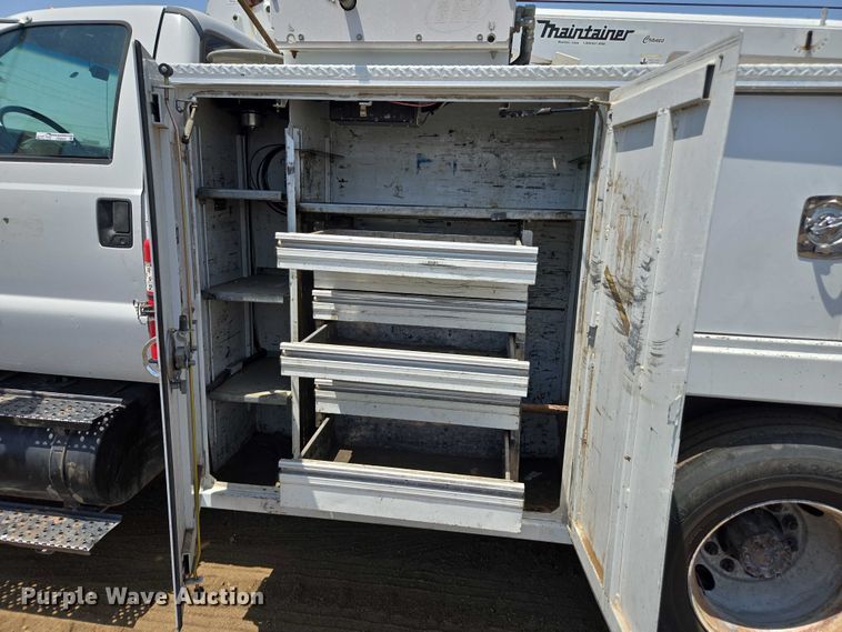 image for item FB9422 2007 Ford F750 utility / service truck