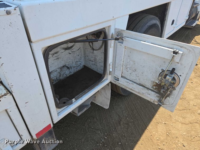 image for item FB9422 2007 Ford F750 utility / service truck