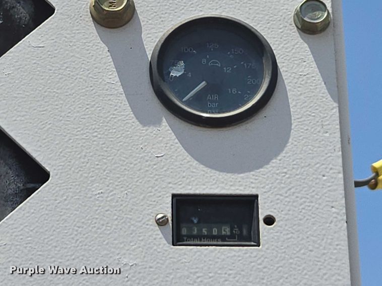 image for item FB9422 2007 Ford F750 utility / service truck