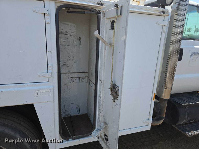 image for item FB9422 2007 Ford F750 utility / service truck