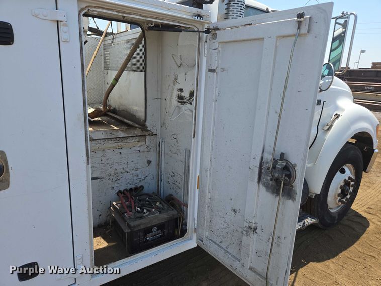 image for item FB9422 2007 Ford F750 utility / service truck